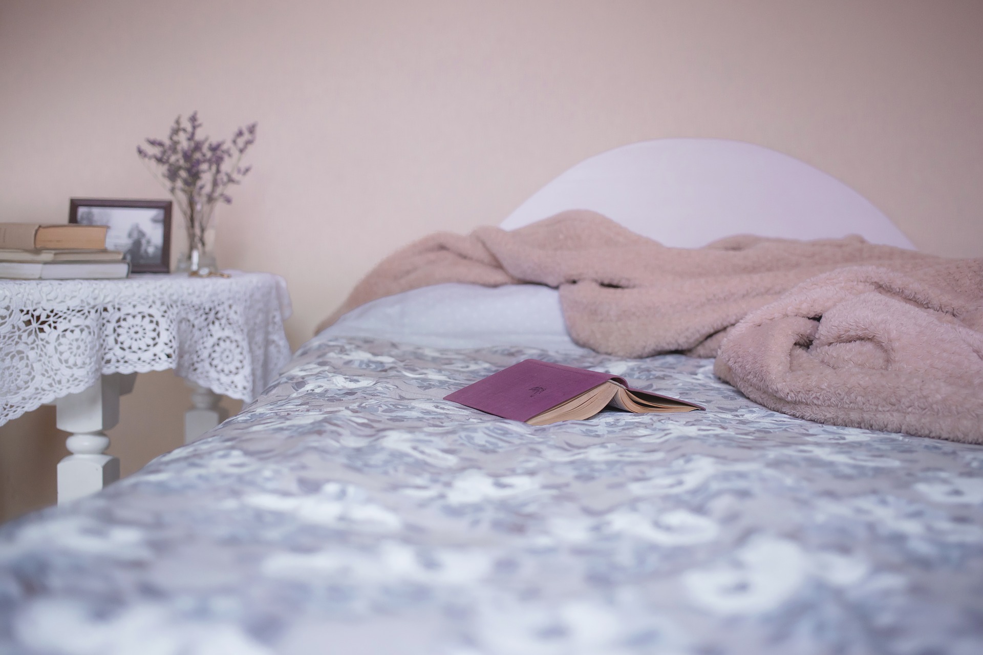 כיצד המצעים שלכם משפיעים על איכות השינה?
