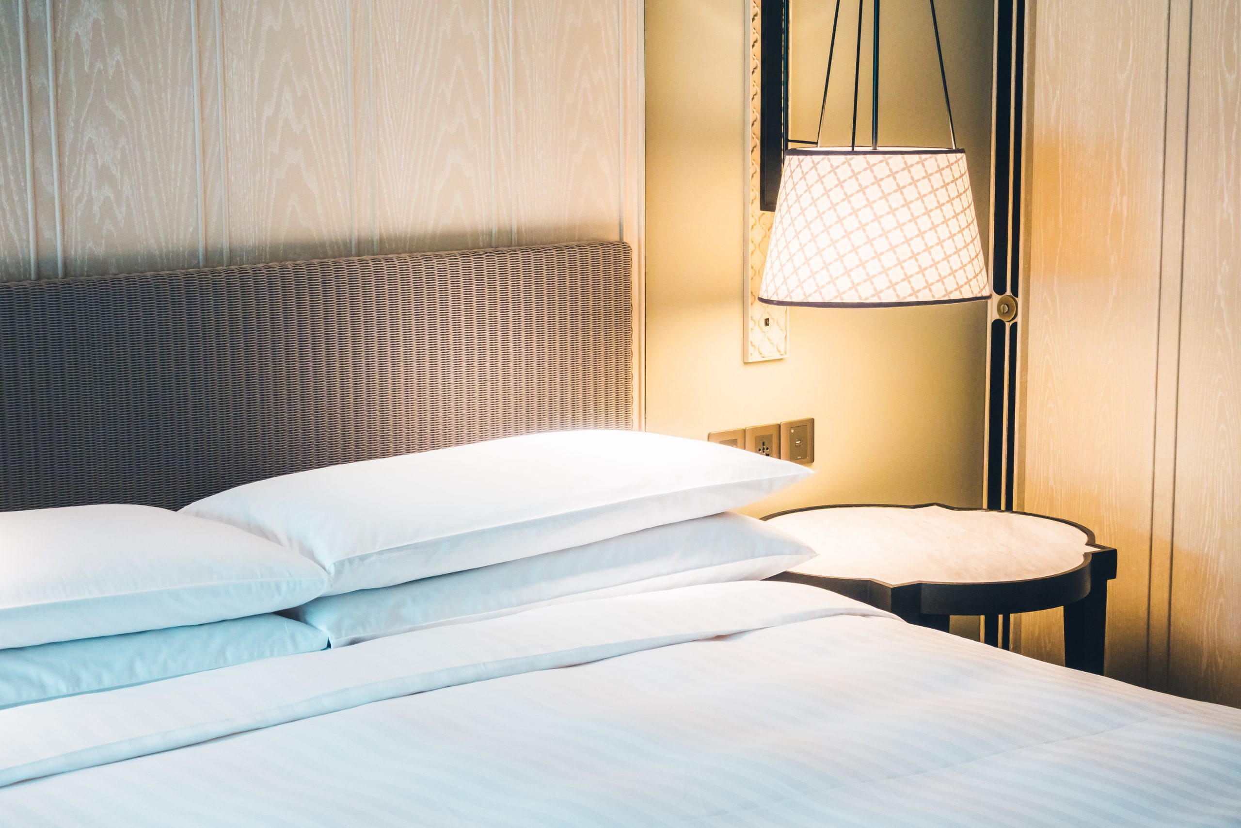 מהרהיטים השימושיים בחדר השינה: איך בוחרים שידות לצד המיטה?