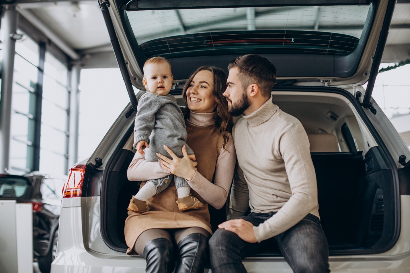Автомобиль многодетной семье в 2024 году. Семейная машина. Семья в машине. Авто для многодетных. Семья в автосалоне.
